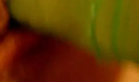 De vrouw ziet Vals Spelen en neemt gratis pornofilm hd actie.
