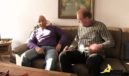 Een oude vrouw filmeporn masturbeert.