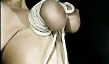 Valeria, draagt een rode riem, Deep kelen en filmeporno gratis cu mature krijgt sperma in haar mond.