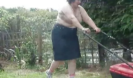 Een geit boycot de boot naakt in het park. videopornohdgratis