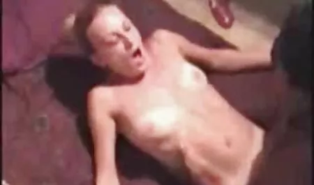 Breng een kip uit de filmeporn tuin naar je vrienden en maak je klaar.