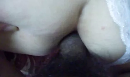 Zie met een mager jong meisje met een pornografie online strak kutje