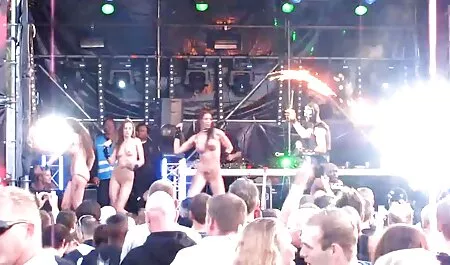 Brunette laat je graag magische pirnohd vingers zien.
