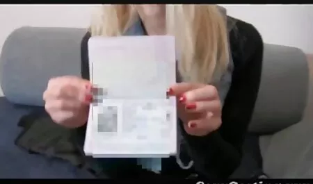 Het kind rustte onder de sterke silme xxx handen van therapeutische massage