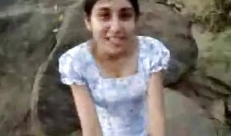 Anisa vraagt haar vriend om romance care se fute gelukkig te zijn zodat hij klaar is om te ontmoeten