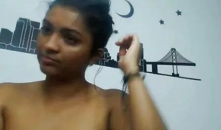 Ze begon filmeporno gratis online anaal te likken en de man begon hard te likken.