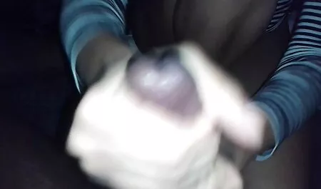 Stel met fulme porbo chic dildo in een triootje.