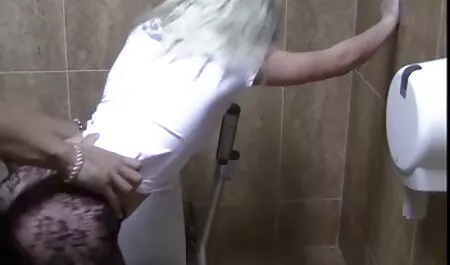 Petite schopt een spannend en gratis pornofilm hd fragiel meisje.