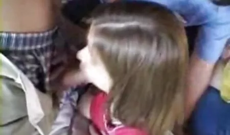 Roodharige Lesbienne verleidt vriendin onder de douche. fime porono