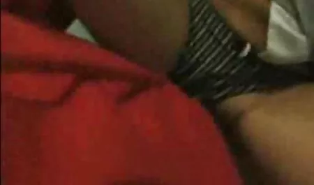 Voor het geld dat de stiefvader porni filma gaf waren alle scheuren intiem